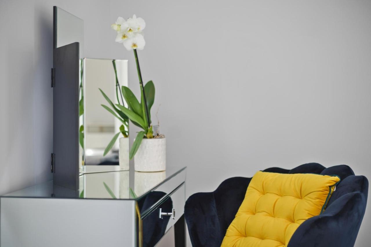 Stunning Apartment With Underground Parking! ロンドン エクステリア 写真