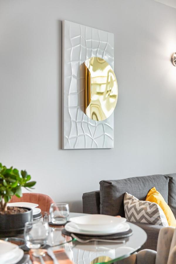 Stunning Apartment With Underground Parking! ロンドン エクステリア 写真