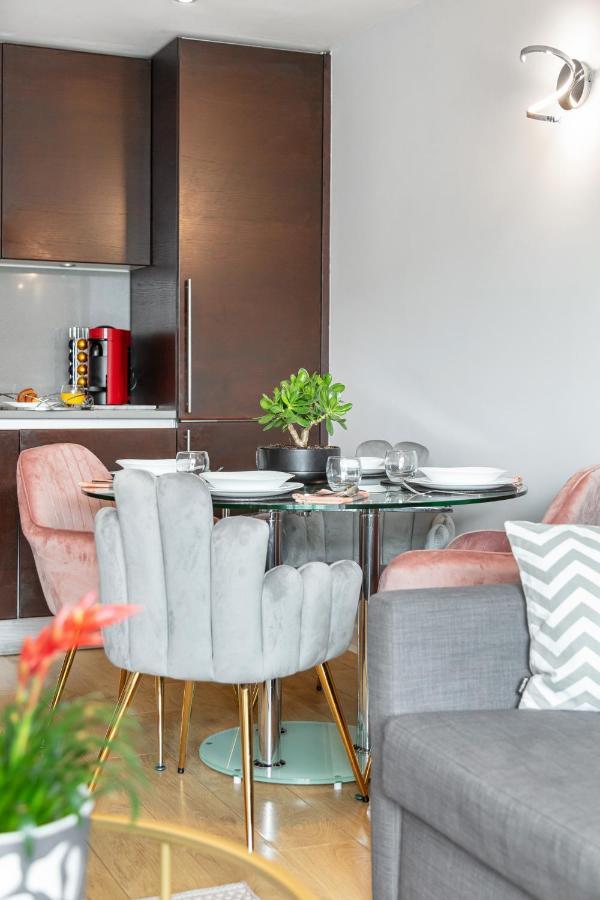 Stunning Apartment With Underground Parking! ロンドン エクステリア 写真