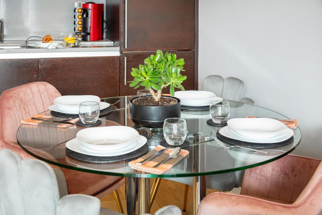 Stunning Apartment With Underground Parking! ロンドン エクステリア 写真