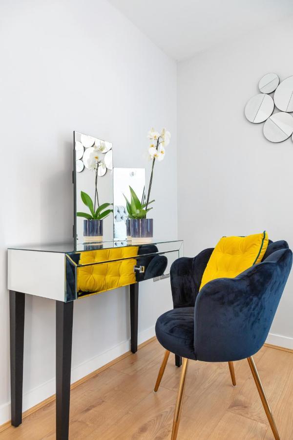 Stunning Apartment With Underground Parking! ロンドン エクステリア 写真
