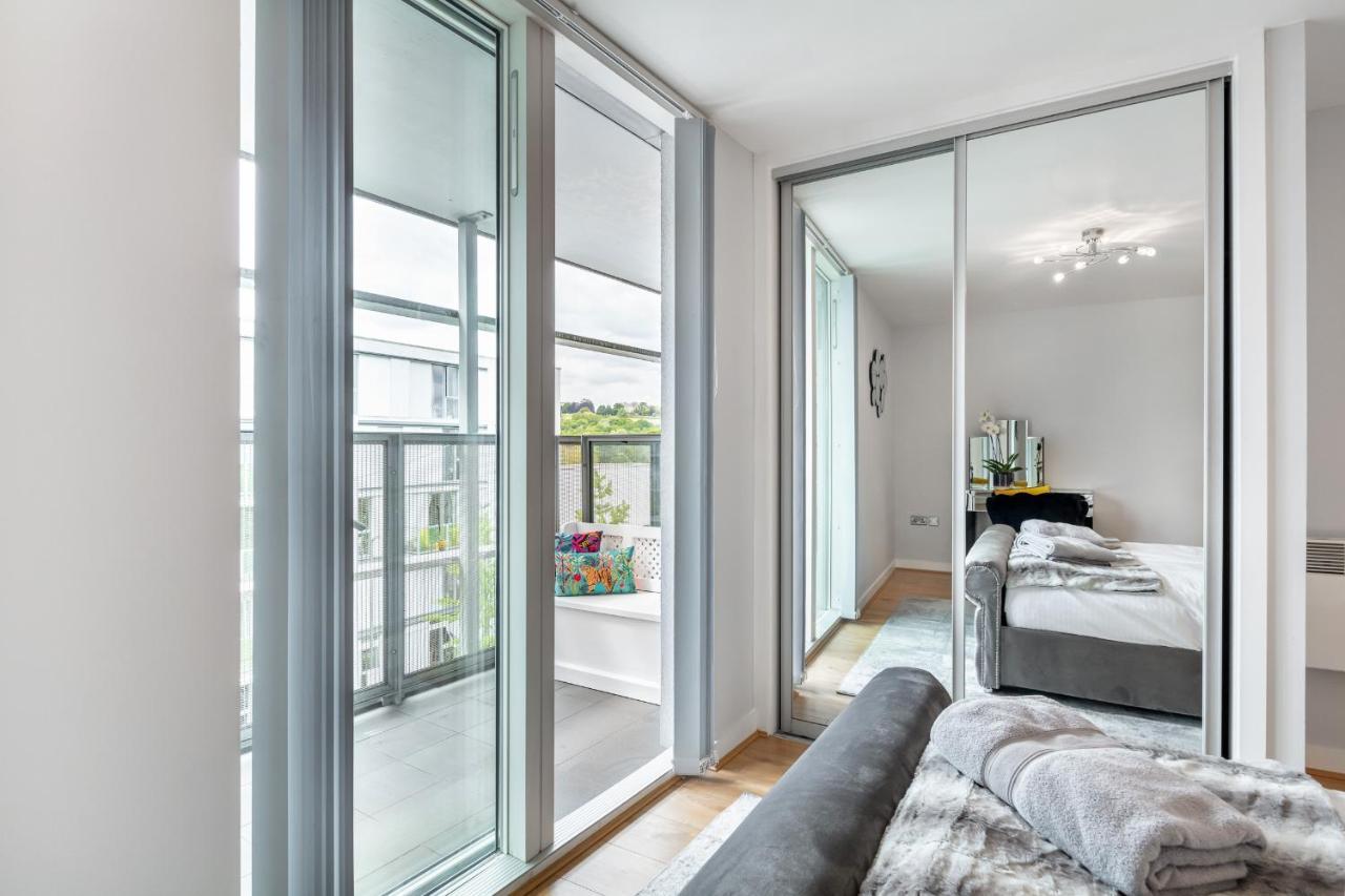 Stunning Apartment With Underground Parking! ロンドン エクステリア 写真