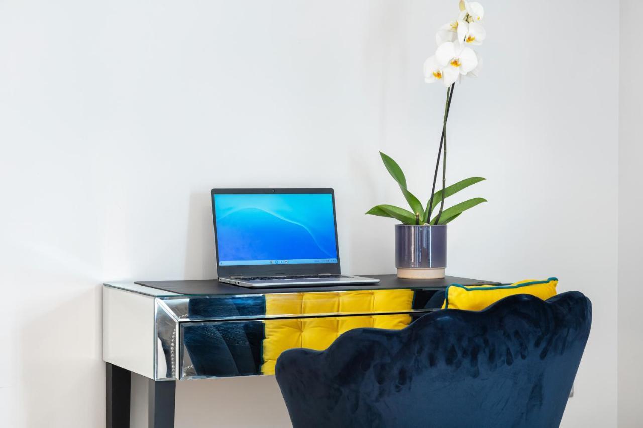 Stunning Apartment With Underground Parking! ロンドン エクステリア 写真